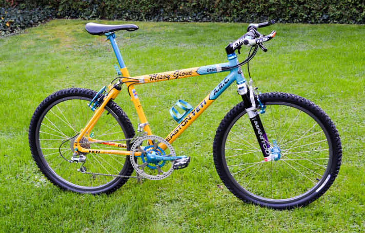 Yeti A.R.C. AS: Replika des Teambikes von Missy Giove, hier in 17,5 Zoll. 1993er-Baujahr, alle Originalaufkleber von damals drauf. Answer Atac-Vorbau im "Team-Cut" sowie Missys Speedcase von Grafton in Türkis/Purple. Alles ziemlich originalgetreu, so Christian.