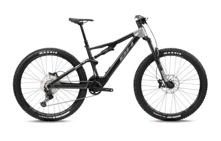 Das Einstiegsmodell BH iLynx Trail 8.0 steht mit 140 Millimetern Hub und soliden Einsteiger-Komponenten beim Händler.