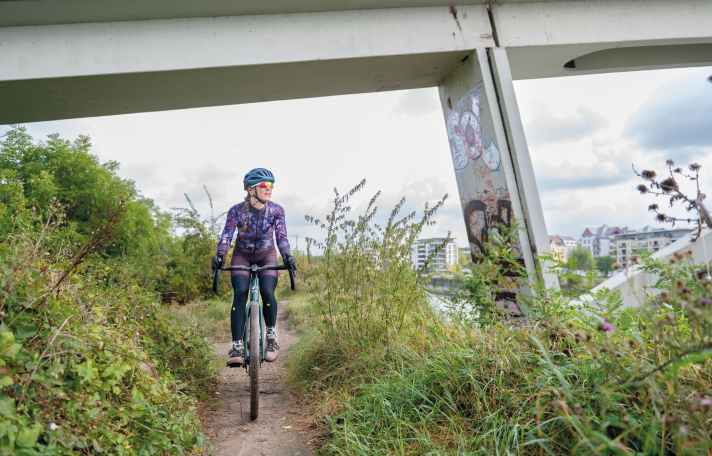 Einfach mal Wege fahren, die mit dem Tourer kaum zugänglich sind – Entdecken und Graveln gehören zusammen.
