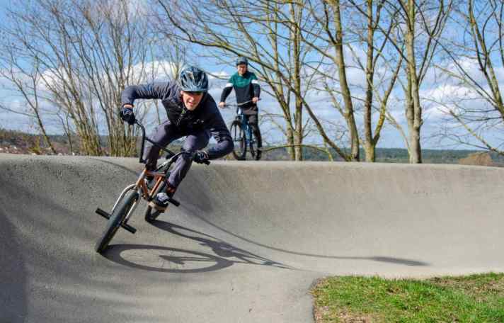 Egal, ob BMX, Dirtbike oder Mountainbike: Auf einem Pumptrack kommen verschiedene Rollsportgeräte zusammen.