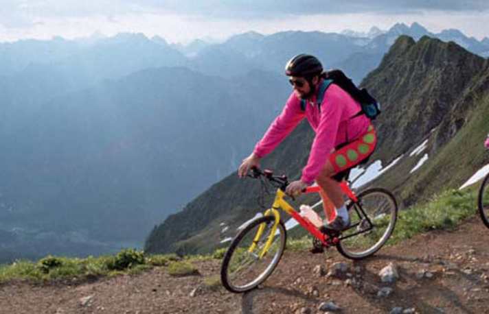   Transalp-Pionier Andi Heckmaier fuhr bei seiner ersten Alpenüberquerung von Oberstdorf an den Gardasee. Die Route ist bis heute nach ihm benannt.