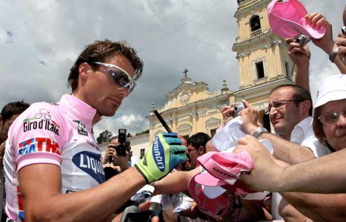   Gefragter Mann: Danilo Di Luca gibt den Fans Autogramme 