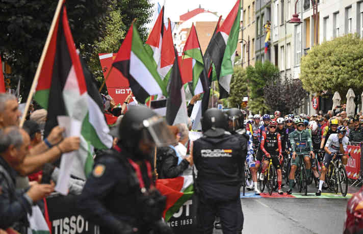 Pro-Palästinensische Demonstranten nutzten die Vuelta mehrfach als Bühne für ihren Protest. Das Radrennen geriet in den Hintergrund.