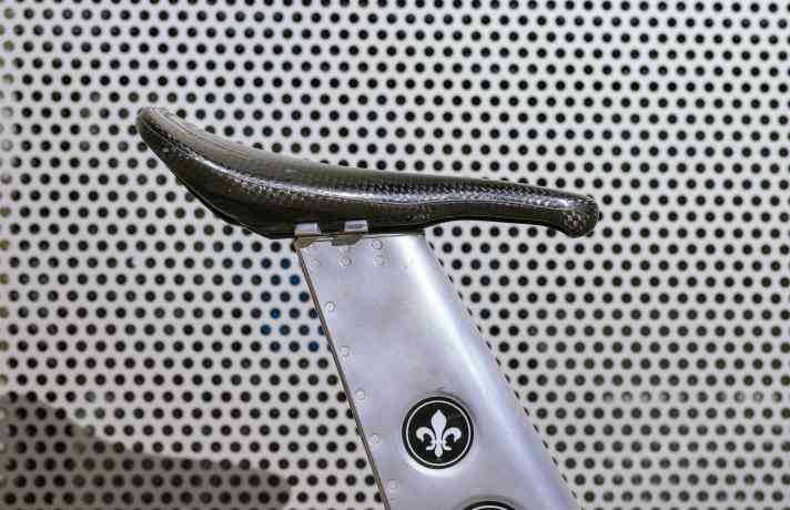 Statt für eine klassische Sattelstütze entschied sich Thomas für einen Sitzdom. Das wuchtige Teil hält <a href="https://www.bike-magazin.de/komponenten/sattel/mtb-sattel-becker-carbon-im-einzeltest/" target="_blank" rel="noopener noreferrer">einen 62 Gramm leichten Sattel der Rennsport-Manufaktur Becker Carbon. </a>