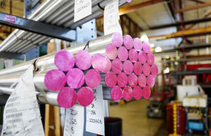   Knapp 90 Prozent des Rohmaterials werden zu Abfall. Um den ökologischen Fußabdruck so klein wie möglich zu halten, hat Chris King ein ausgeklügeltes Konzept entwickelt. Die Fräsen laufen mit biologisch abbaubarem Rapsöl, dass zurück gewonnen und wieder verwendet wird. Die Späne werden zu Pucks gepresst und können so gut und effizient recycelt werden.