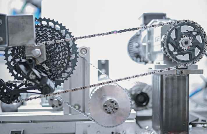   Für die vergleichenden Verschleißtests der 1x12 MTB-Antriebe haben wir die Kraft zweier Maschinen im BIKE-Labor genutzt. So können wir den Antrieben im Zeitraffer auf den Zahn fühlen.