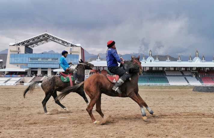   Kok Boru ist der kirgisische Nationalsport. Jeweils vier Reiter kämpfen um eine echte, 35 Kilogramm schwere Ziege und müssen sie in ihre Zielzone transportieren. Ungewöhnlich für europäische Augen und beinahe Pflicht für Besucher ist es, ein Spiel zu besuchen. Ein Erlebnis für alle, die dem vorurteilsfrei gegenübertreten.
