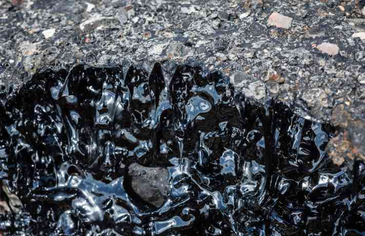 Geschmolzener Asphalt: Besonders in Hanglagen kann die Sonne das Bitumen aus dem Teer herausbrennen.