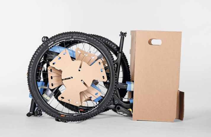 Propain erlaubt viel Individualisierung bei seinen Bikes und kommuniziert mit seinen Kunden kompetent-sympathisch. Ein kleiner Versandkarton wie bei Propain bedeutet automatisch mehr Montageaufwand beim Kunden.