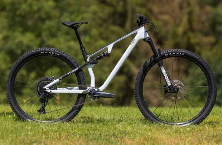   Die Fakten: <a href="https://luna.r.lafamo.com/ts/i5034112/tsc?amc=con.blbn.497955.507800.14447882&smc=BIKE&rmd=3&trg=https%3A%2F%2Fwww.fitstore24.com%2Fde%2Fcube-ams-one11-c68x-pro-29-flashwhitencarbon-2022" target="_blank" rel="noopener noreferrer nofollow">Preis ab 3299 Euro | Gewicht ab 11,1 kg | 120 / 110 Millimeter</a>  *