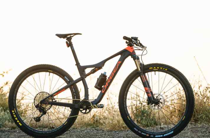   Schnörkelloser, leichter Rahmen und Platz für zwei Flaschenhalter: das neue Orbea Oiz für Marathon-Piloten.