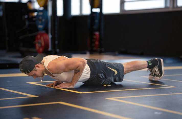 Push-ups gehen an jedem Ort. Daher gehören sie zum Tagestraining.
