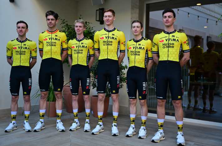In besseren Kreisen: Jörgen Nordhagen (3. v. l.) bei der Teampräsentation an der Seite der neuen Teamkollegen Simon Yates, Wout van Aert, Matteo Jorgenson, Jonas Vingegaard und Olav Kooij (v. l.)