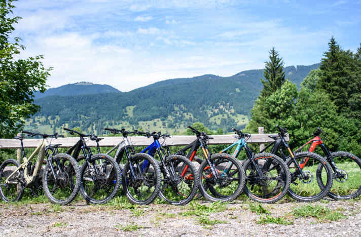 Fast alle E-Bike-Antriebe kennen wir aus der Praxis, viele davon auch aus aufwändigen Feldversuchen und aus dem Labor. Hier zum Beispiel unsere acht Kandidaten für den Feldversuch Uphill Racing.