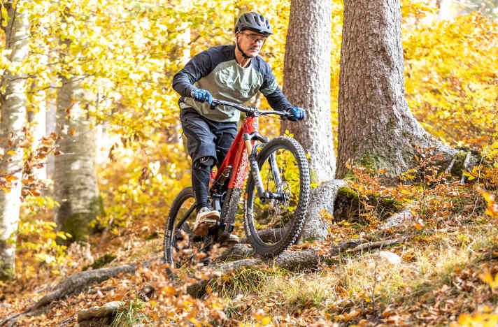 Wurzeln und Steine kann das Fahrwerk nicht so souverän glätten, wie die besten Bikes in diesem Federwegssegment. Der Charakter ist straff, der Komfort bleibt etwas auf der Strecke.