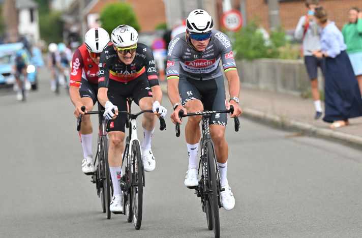 Das Finale machten Mathieu van der Poel (Alpecin – Deceuninck), Tim Wellens (UAE Team Emirates - XRG) und Arnaud De Lie (Lotto) die Etappe unter sich aus.