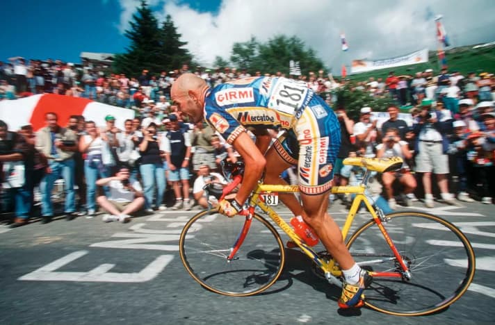 Kurz tritt lang: Der nur 1,72 Meter große Marco Pantani fuhr in den Bergen bis zu 180 Millimeter lange Kurbeln.