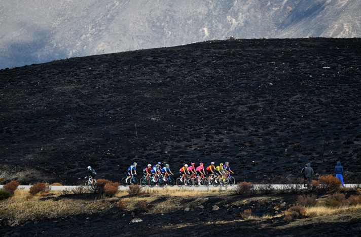 Die 17. Etappe der Spanien-Rundfahrt 2025 hinterließ bei vielen Radsportfans einen bleibenden Eindruck - verbrannte Landschaften wohin man blickte. Die Umwelt nimmt zunehmend Einfluss auf die Gestaltung der großen Rundfahrten
