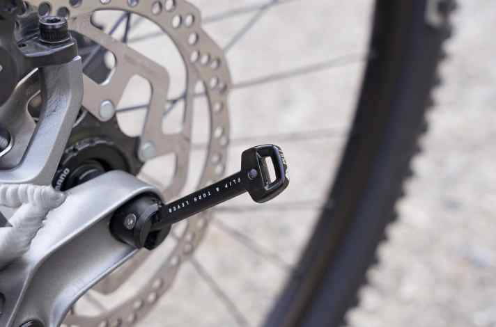   Den integrierten Hebel zum Bedienen der Hinterradachse hat auch das günstige Canyon-Bike.