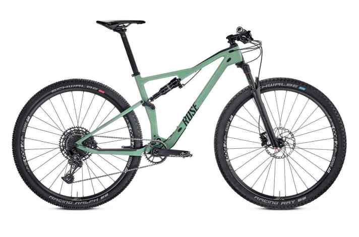   Die preiswerte Alternative: Das <a href="https://www.awin1.com/cread.php?awinmid=11768&awinaffid=471469&clickref=B++Thrill+Hill+1&ued=https%3A%2F%2Fwww.rosebikes.de%2Frose-thrill-hill-1-2698579" target="_blank" rel="noopener noreferrer">Thrill Hill 1</a> * für 2599 Euro baut auf denselben Carbon-Rahmen wie das getestete Modell. Das 100-mm-Fully kommt mit Rock Shox-Fahrwerk, Sram NX Eagle 1x12-Schaltung und DT Swiss X1900-Laufrädern. Es soll 11,8 Kilo in Größe M wiegen.