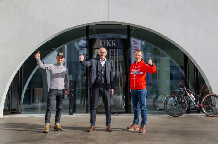   Nino Schurter, Stefan Schena von Hauptsponsort ÖKK und Ralph Näf (von links) bei der Verkündung der neuen Rennserie. Wir haben mit Schurter und Näf per Video-Konferenz gesprochen, als Schurter gerade beim Auftaktrennen Tankwa Trek in Südafrika unterwegs war.