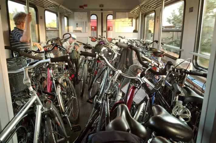 Wenn die Fahrradmitnahme überall so günstig wie in Saarbrücken wäre, würde wohl jedes Fahrradabteil so aussehen. Dort kostet das Tagesticket 5,60 Euro. Und das Fahrrad fährt gratis mit!
