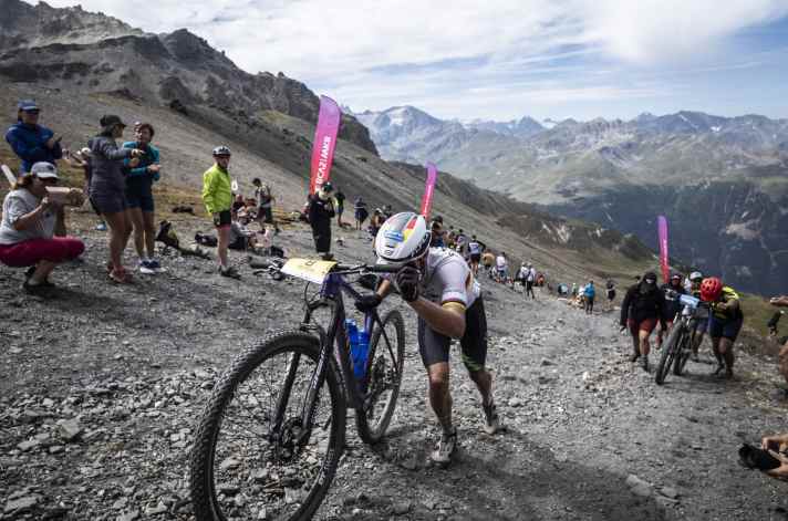 Diese Schiebepassage beim Grand Raid BCVS zwischen Verbier und Grimentz verlangt selbst den besten Marathon-Fahrern alles ab.