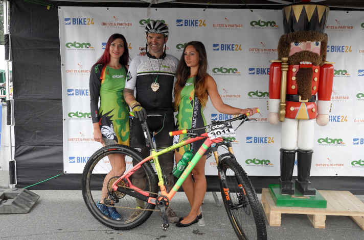 Nach 18:44 Stunden ist der Wahnsinn geschafft. Lesewitz geht mit den EBM-Finisher-Girls für das traditionelle Zielfoto in Pose.