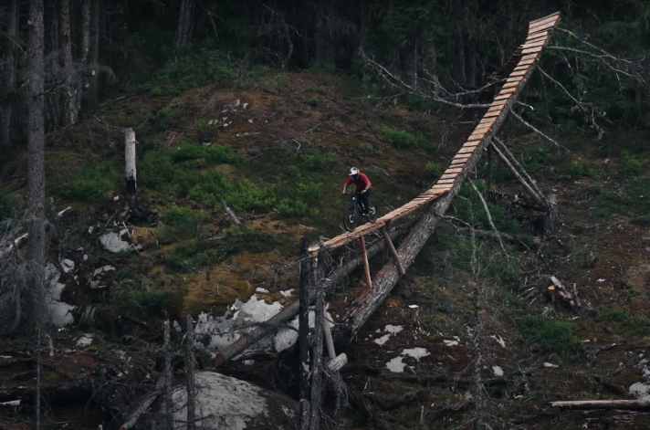 Northshore-Elemente haben im klassischen Freeriden Tradition - sind in modernen Bike-Videos aber eher selten zu sehen.