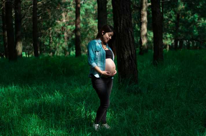 Bewegung in der Natur ist für viele schwangere Frauen attraktiv und sinnvoll. Einschränkungen können von klein bis groß sehr individuell ausfallen.