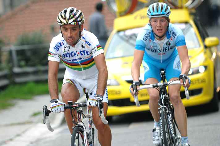 Leidgeprüft: Fabian Wegmann (rechts) am Hinterrad von Paolo Bettini. Wegmann ist der einzige Deutsche, der es seit 1905 aufs Podium des Rennens geschafft hat