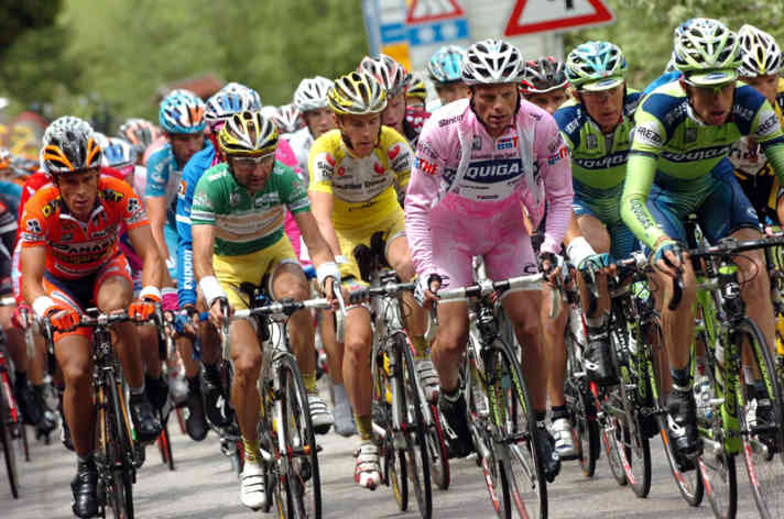   Leader of the pack: Der Italiener Danilo Di Luca führt das Feld auf der 15. Etappe an – das Rosa Trikot trug er bis zum Finale nach Mailand 