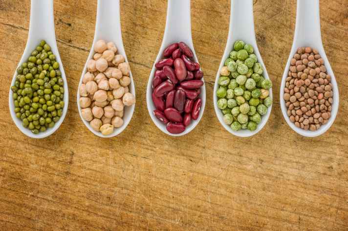 Wer sich vegan ernährt, sollte viele Hülsenfrüchte essen - am besten in Kombination mit Getreide