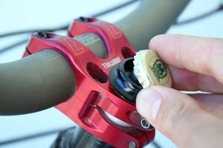 Für Individualisten: Mit europäischen Cockpit-Teilen lässt sich die Steuerzentrale eines Bikes hervorragend tunen. Zum Beispiel mit der Bottle-Cap von 77designz für die Verzierung mit dem Lieblings-Kronkorken.
