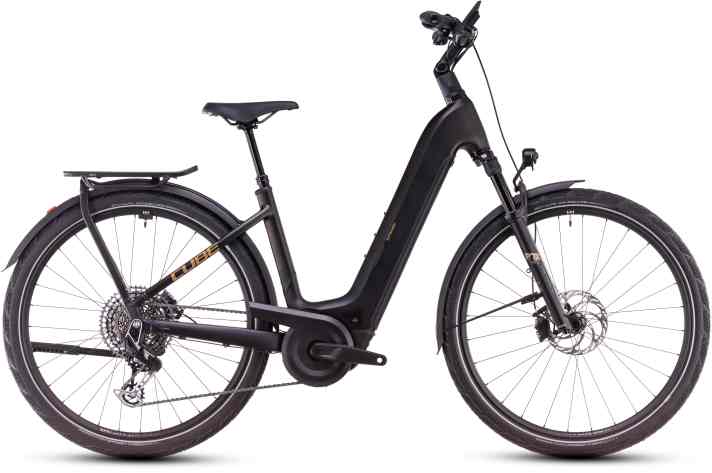 Das Cube Kathmandu Touren-Pedelec 2025: ein eleganter Rahmen in schwarz-goldener Optik, aufgeräumtes Design dank integriertem Akku und innenverlegten Zügen und neuen hauseigenen Komponenten wie Beleuchtung, Träger und Ständer.