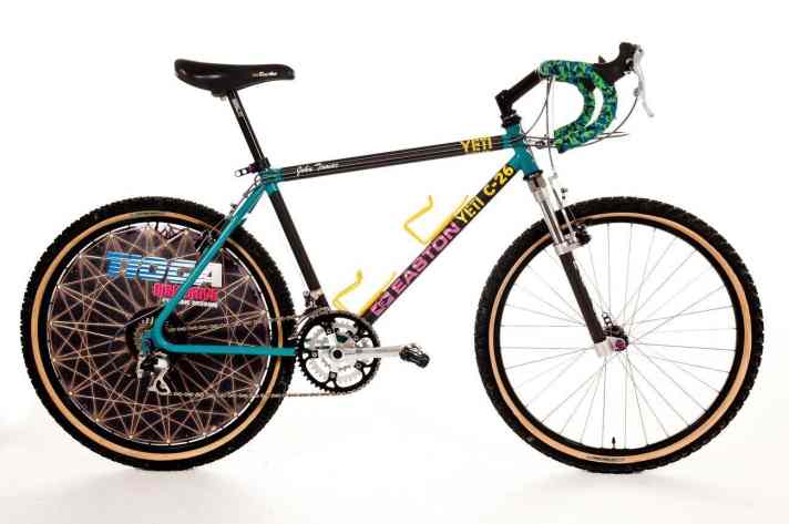   Das Yeti C-26 von John Tomac war pfeilschnell und spannte den Bogen zwischen Zukunft und Vergangenheit. Gefertigt aus Stahl, Alu und Carbon war es Zeitgeist und Gegnern voraus – und das einzige Worldcup-Bike mit Rennradlenker. Als John Tomac damit 1990 bei der ersten MTB-WM aller Zeiten startete, war der Legendenstatus besiegelt.