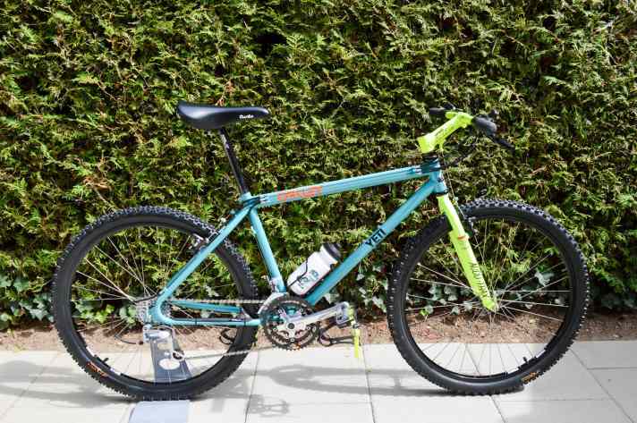 Yeti F.R.O., Baujahr 1992: F.R.O. steht für "For Racing Only". Das Stahlbike war für den Hardcore-Einsatz konzipiert. Dieses hier ist ein echtes Sammlerstück: Türkis mit neonfarbener Front, sowie einem ziemlich katalognahen Aufbau mit XT-Gruppe und schwarzen Onza Porcupine-Reifen. Traumhafter Zustand.