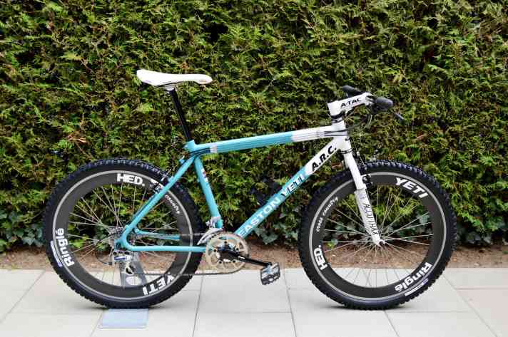 Yeti A.R.C., Baujahr 1993. Die zweifarbige Lackierung war typisch für Yeti-Bikes und wurde "Dart-Design" genannt. Käufer konnten aus verschieden Kombinationen wählen. Die meisten entschieden sich für die Team-Farben Grau/Türkis oder Gelb/Türkis. In Türkis/Weiß sah man die Bikes eher selten. Hingucker sind die vielen Grafton- und Ringlé-Teile.