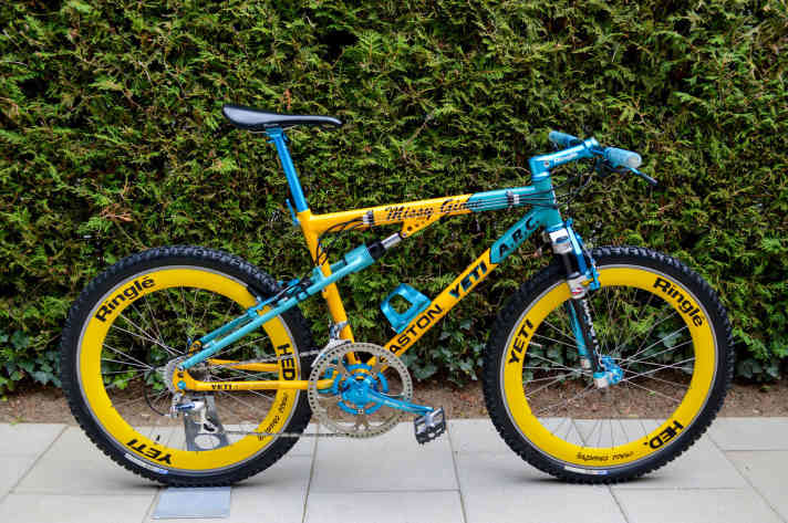 Yeti A.R.C. A LT: Das Bike vom Leserbike-Shooting, auf dem Foto hier jedoch wieder auf komplett gelbe Hed-Felgen umgebaut. So, wie es bei Christian im Keller steht. Für das BIKE-Shooting hatte er das originale, türkisfarbene Hinterrad von Yeti-Star Kelly Lee verbaut.