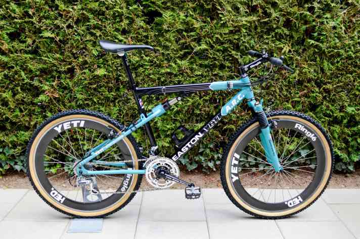 Yeti A.R.C. LT: Das LT (Long Travel) war die Downhill-Version des A.R.C. Dieses Schmuckstück in schwarz/türkis stammt aus der frühen 1994er-Baureihe. Der Lack ist original.
