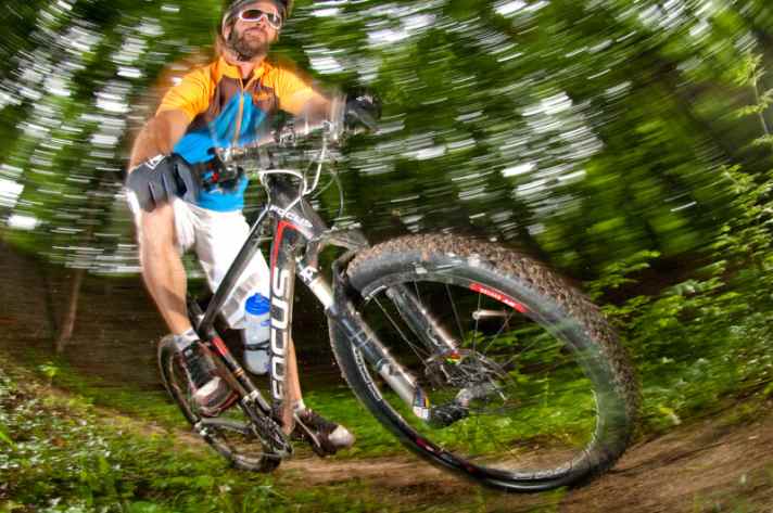   Um beim Reifentest den Grenzbereich auszuloten, fahren die Tester auch auf Cross-Country-Hardtails Flachpedale.