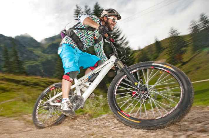   Akzeptabler Rollwiderstand, dafür aber Traktion und Kurvenhalt satt. Enduro-Reifen müssen Sicherheit und Fahrspaß bringen.