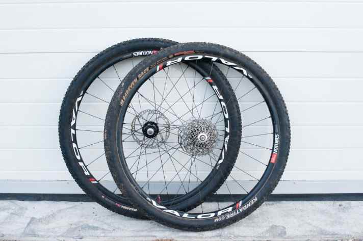   Wirken auf den ersten Blick nicht wie Carbon-Laufräder: Die No Tubes ZTR Valor mit 21 mm Maulweite und patentierem Profil.