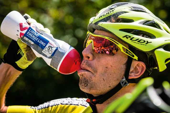 Nachtanken für dauerhafte Power! Sportgetränke gelten unter Wettkampf-Sportlern als Hauptnahrungsquelle während des Rennens. Sie liefern Kohlen­hydrate und gleichen zudem Mineralstoffverluste aus.