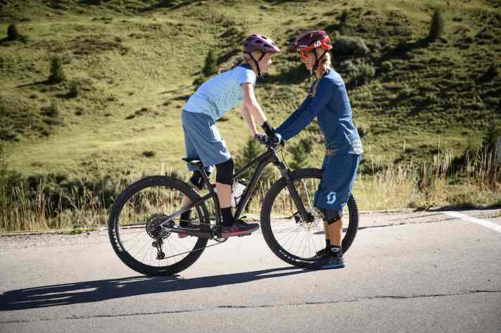 Die Grundposition auf dem Bike sollten die Kinder drauf haben, bevor es auf den Trail geht.