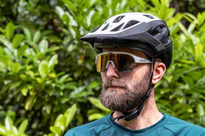 Nur an den vier Lichtzellen am oberen Rahmen ist die E-Lens von einer normalen Sonnenbrille zu unterscheiden