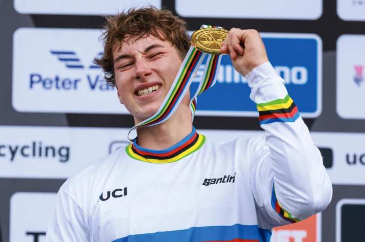 Sensation! Der 18jährige Deutsche Henri Kiefer gewinnt bei den Junioren die Goldmedaille im Downhill.