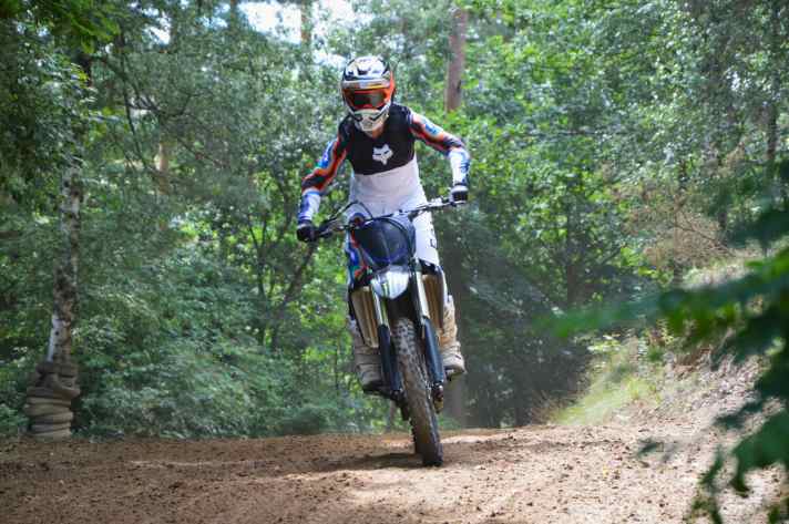 Downhill- und Motocross-Sport liegen gar nicht so weit auseinander. Training mit dem schweren Motorrad empfiehlt Nina Hoffmann aber nur erfahrenen Bikern.