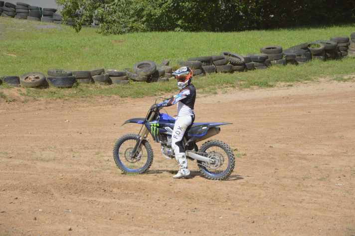 Neben der Motocross-Maschine besitzt Nina Hoffmann auch ein Trial-Motorrad mit E-Antrieb.