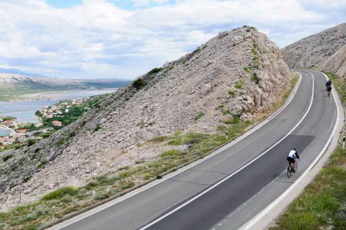   Die Belohnung kommt: Nach drei Kilometern und 170 Höhenmetern bergauf wartet eine Traumaussicht über Pag bis zum Festland.